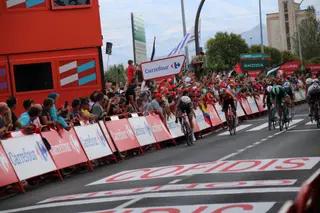 La Vuelta llega a Guijuelo y Philipsen se lleva el esprint | Javier S. Fraile