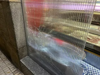 Rompen el cristal de una carnicería de la avenida de Italia a la que intentan robar. Fotos S24H