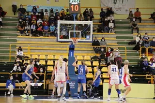 Hof lanza un tiro libre ante Ferrol | FOTO SALAMANCA24HORAS.COM