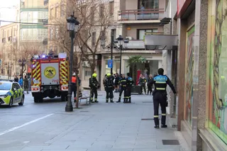 Bomberos y Policía Local en la calle Bientocadas por olor a gas (2)
