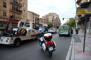 Un coche impacta y derriba un contenedor en el paseo de Canalejas. Fotos Andrea M.