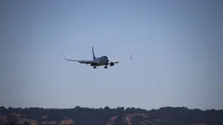 Un avión llegando al aeropuerto de Matacán en una imagen de archivo