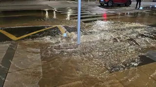 Un reventón de agua a la altura de Vialia inunda gran parte del paseo de la Estación. Fotos Andrea M.