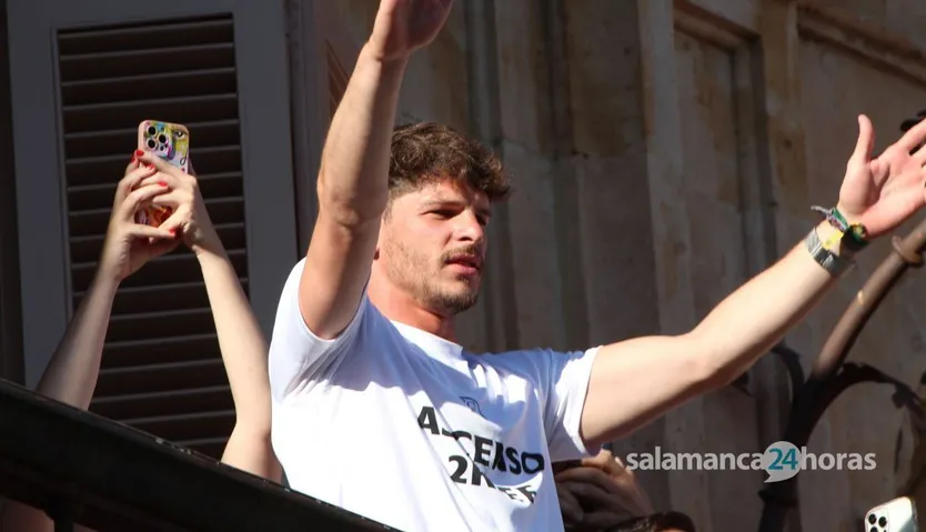 Amaro en el balcón del Ayuntamiento de Salamanca