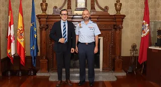 El rector de la Universidad de Salamanca recibe al coronel Francisco Javier Mendi en su despedida como jefe de la Base Aérea de Matacán | Comunicación USAL