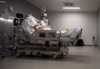 Un enfermo en una cama de la UCI del Hospital de Emergencias Isabel Zendal, Madrid. Europa Press