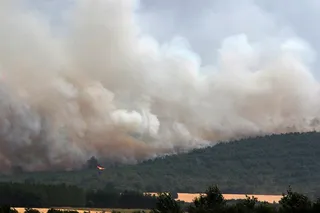 La población de Herreros de Jamuz, evacuada ante el avance de las llamas | R