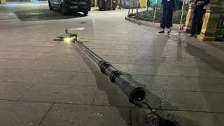 Un furgón de la Policía Nacional derriba una farola de la plaza Santa Eulalia