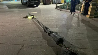 Un furgón de la Policía Nacional derriba una farola de la plaza Santa Eulalia