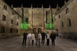 La fachada de la Universidad se ilumina de verde por el Día de los Farmacéuticos | Foto: COF