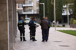 La Policía Local vuelve a desalojar a los sintecho de la plaza de Barcelona