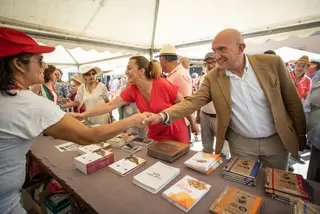 El consejero de la Presidencia, Jesús Julio Carnero, y la delegada del Gobierno en Castilla y León, Virginia Barcones, en su visita a la zona de La Raya