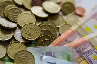 Monedas y billetes. Foto: EP