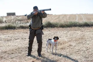 Un cazador con su perro durante la media veda de caza en Castilla y León | Jose Luis Leal/ICAL