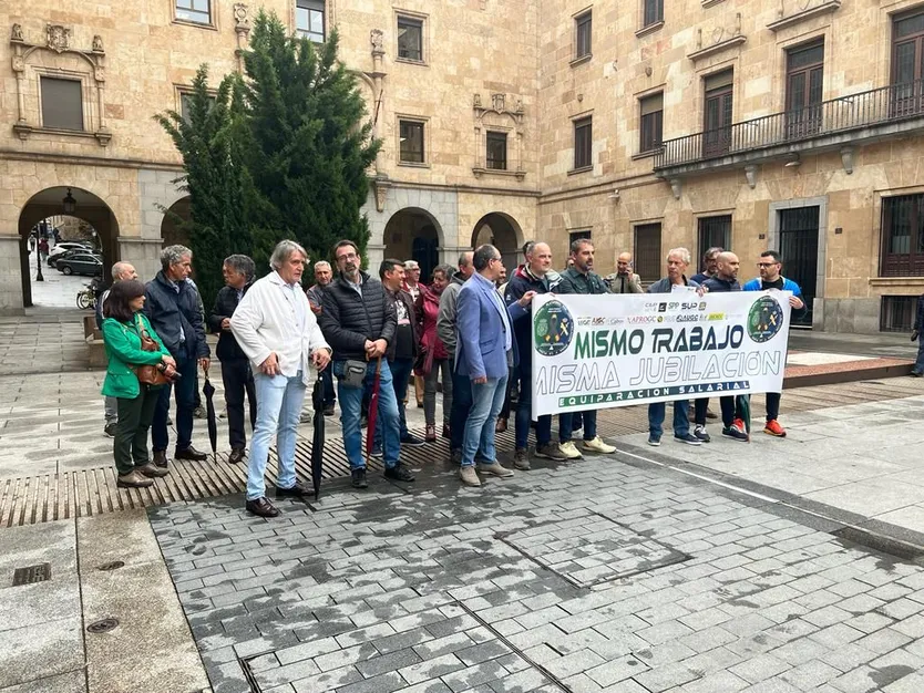 Policías Nacionales y guardias civiles se concentran ante la Subdelegación por una jubilación digna y plena equiparación salarial