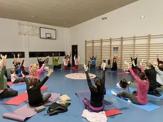 Los vecinos de Carbajosa disfrutan de las actividades del programa de Navidad: Yoga en familia