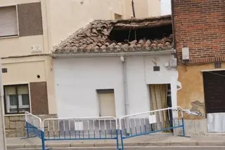 Derrumbe del tejado de una vivienda en la calle Mediodía