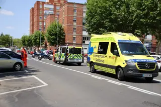 Ambulancia y Policía Local en la avenida de los Cedros. Fotos Andrea M.