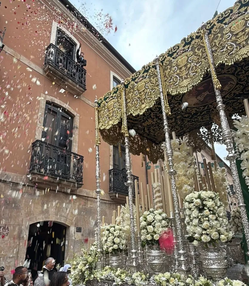 Tirada de pétalos en las Sierva de María
