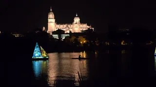 Espectáculo de la escuela de circo Santiago Uno, Barcos de Fuego, y videomapping