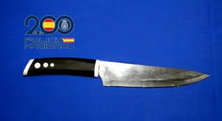 Detienen a un varón por amenazar de muerte, cuchillo en mano, a su compañero de piso