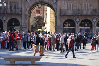 Gente paseando por la Plaza Mayor