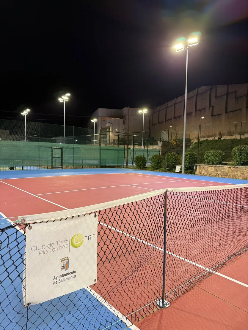 Nuevas luces LED en las pistas de tenis Rio Tormes