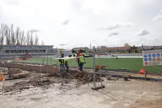 Instalación del césped artificial en los campos de fútbol 7 del Reina Sofía