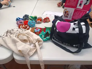 La Asociación ZOES entrega juegos hiperbólicos y manguitos tejidos a ganchillo con lana a entidades sociales de Salamanca | S24H