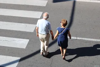 Una pareja pasea por Salamanca
