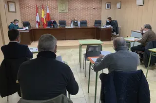 Fotografía de archivo de una reunión del pleno del Ayuntamiento de Macotera