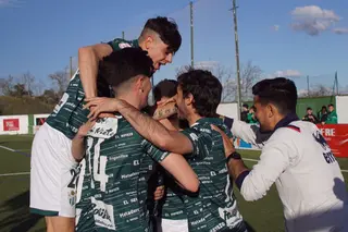 Los jugadores del Guijuelo celebran un gol de Caramelo | FOTO SALAMANCA24HORAS.COM
