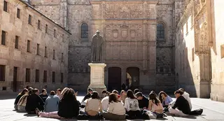 Estudiantes en la fachada de la Universidad de Salamanca. Archivo.