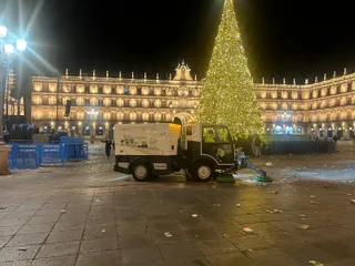 Recogida de basura en la Plaza Mayor tras el Fin de Año Universitario | S24H