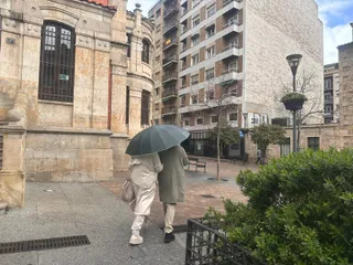 Gente paseando en Salamanca con lluvia | Foto de archivo