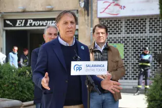 Elías Bendodo, Alfonso Fernández Mañueco, y Carlos Gª Carbayo, participan en un acto de campaña en Salamanca