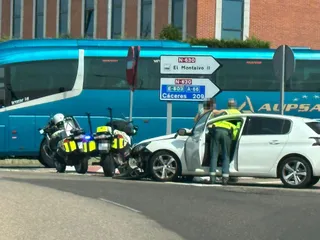Una mujer resulta herida en un accidente en la rotonda del polígono El Montalvo