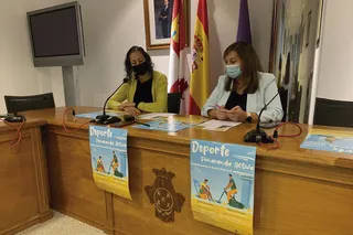 La concejala de Deportes, Pilar García, y la alcaldesa, Carmen Ávila, han presentado el programa «Peñaranda activa»