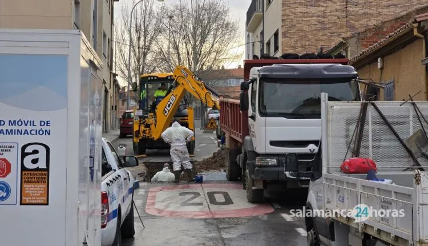 Rotura de una tubería en la calle Río Sil