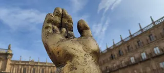 Mano de la estatua sin el abanico