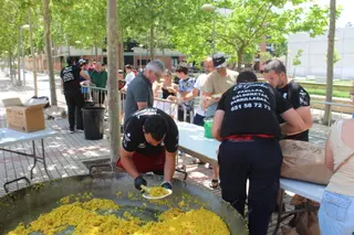 Gran paella popular en el barrio del Zurguen