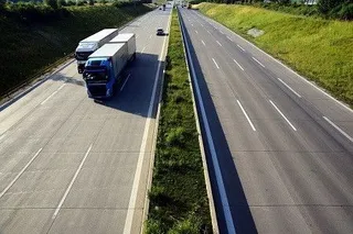 Camiones circulando por una autovía.