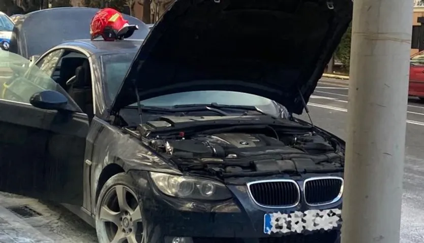 Coche incendidado en la avenida del doctor Torres Villaroel (4)