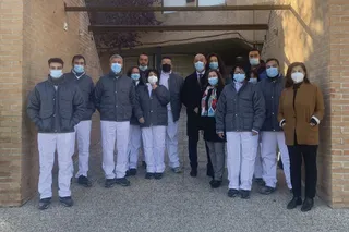 La alcaldesa de Peñaranda y el gerente de empleo junto a los alumnos y el equipo directo del nuevo programa de empleo.