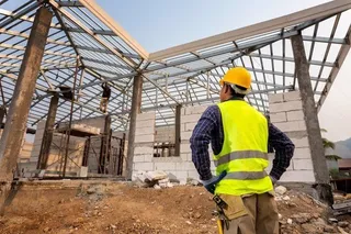 Un trabajador en una construcción. Foto EP