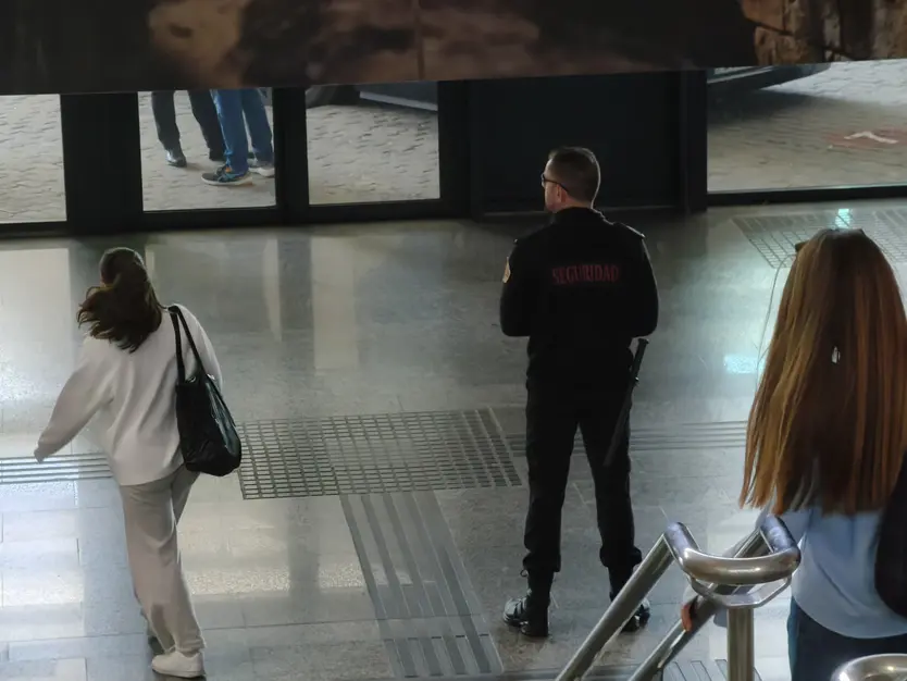 Guardia de seguridad en la Estación de Autobuses. Archivo. S24H.