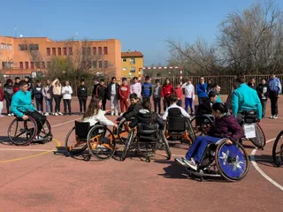 El CEIP San Blas de Santa Marta de Tormes recibe la visita del Club de Baloncesto en Silla de Ruedas Aliados de Valladolid. Foto Ayuntamiento Alba de Tormes