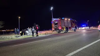 Vuelco de un turismo en la carretera de Zamora. Fotos Andrea M.