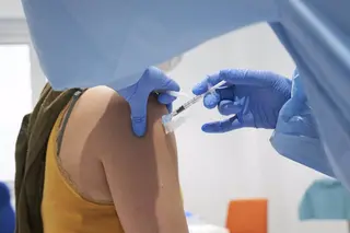 Un sanitario inyecta una vacuna. Foto: EP