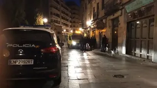 Policía en la puerta de la coctelería Niebla en la calle Bordadores en una fotografía de archivo